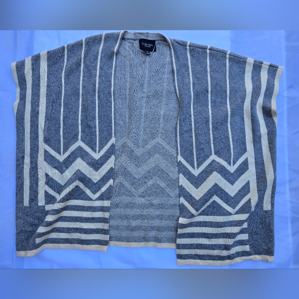 LA F’EE Verte Gray &Cream‎ Chevron Shrug poncho - very soft - Sz: XS